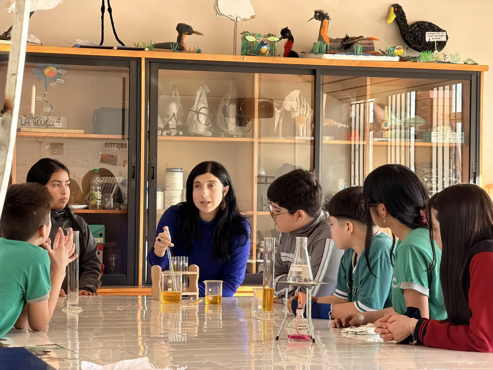 Estudiantes participando en una clase experimental de laboratorio de ciencias