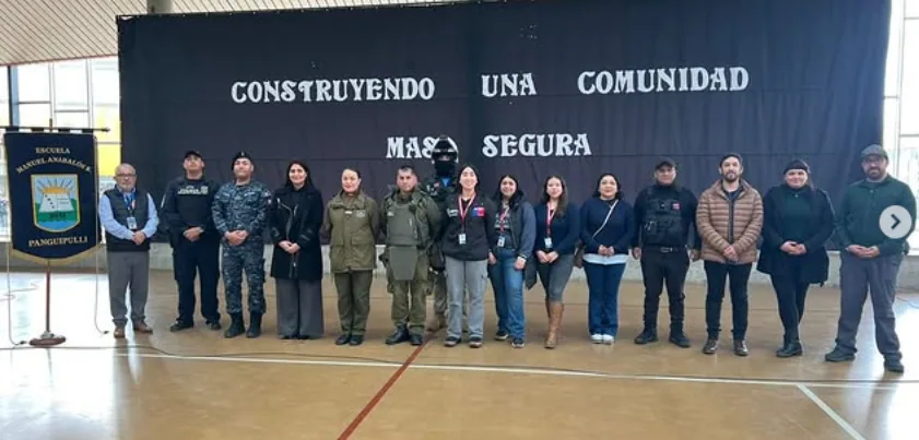 Comunidad escolar junto a Bomberos y Carabineros en una jornada de seguridad escolar