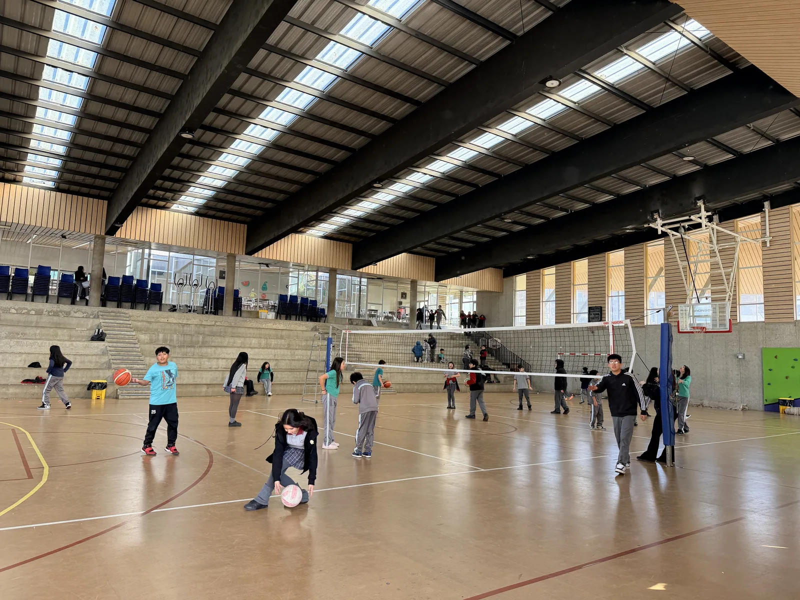 Gimnasio techado principal durante una clase de educación física