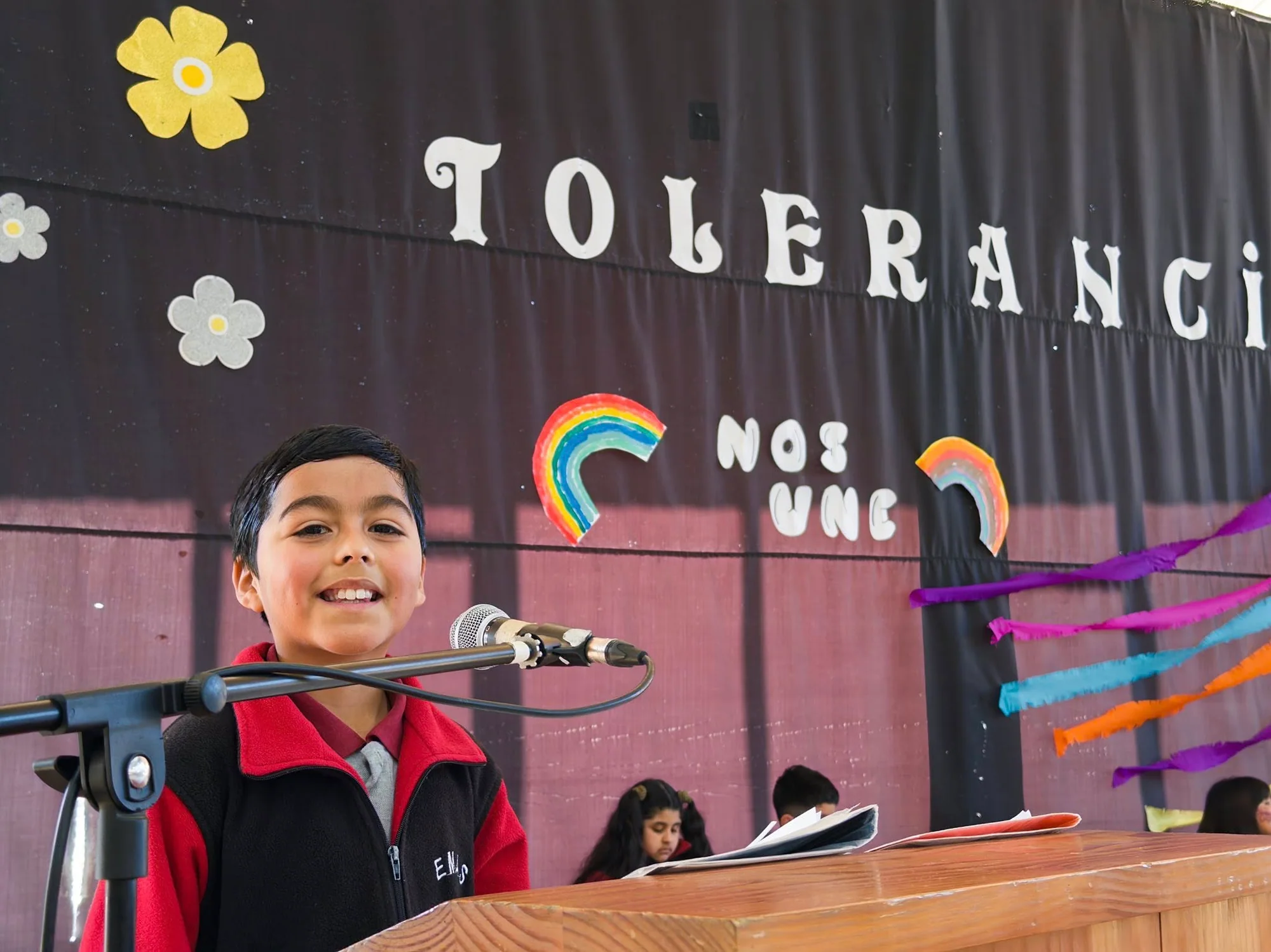 Estudiante participando en una actividad de expresión escolar en la Escuela Manuel Anabalón Sáez