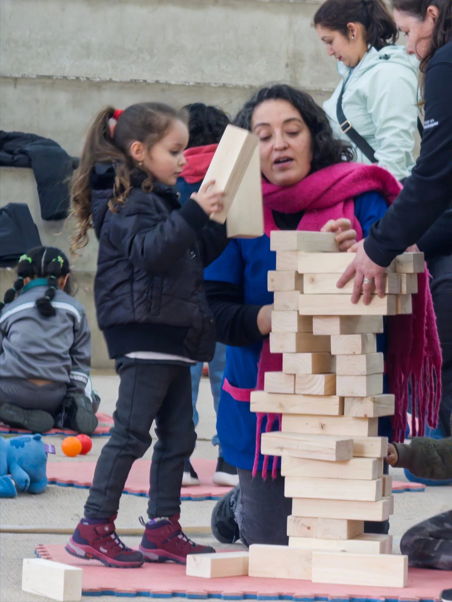 Apoderada y estudiante participando en una actividad de apoyo del Programa de Integración Escolar (PIE)