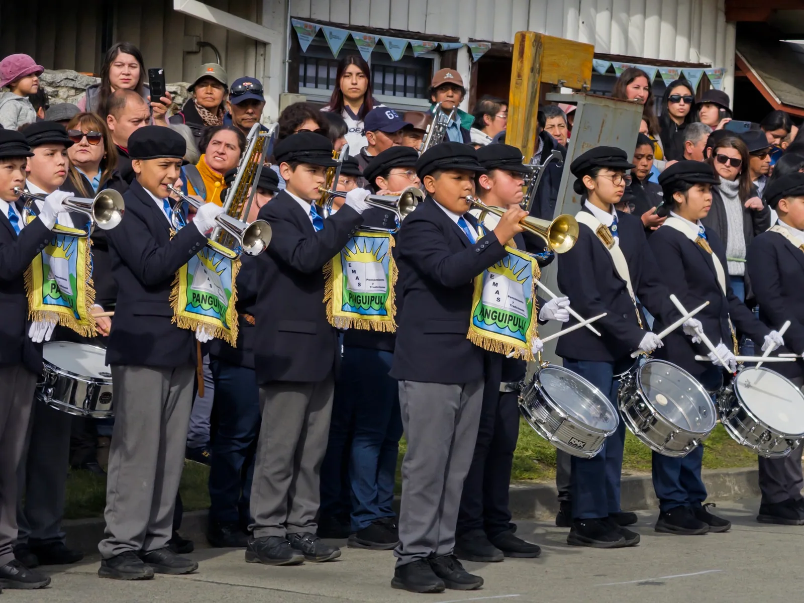 Banda escolar en una presentación