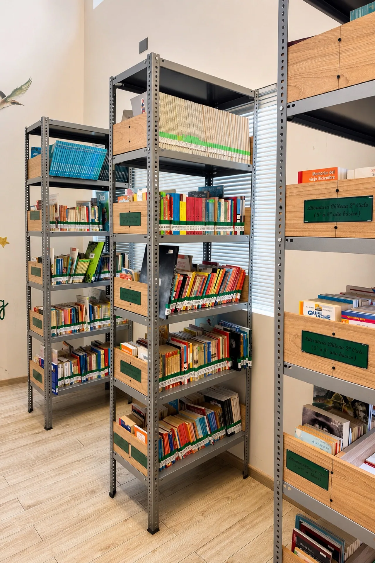 Estanterías de la Biblioteca CRA con libros ordenados por categoría