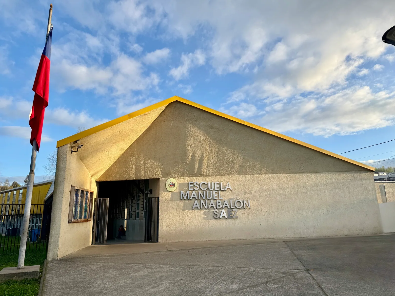 Fachada y entrada principal de la Escuela Manuel Anabalón Sáez