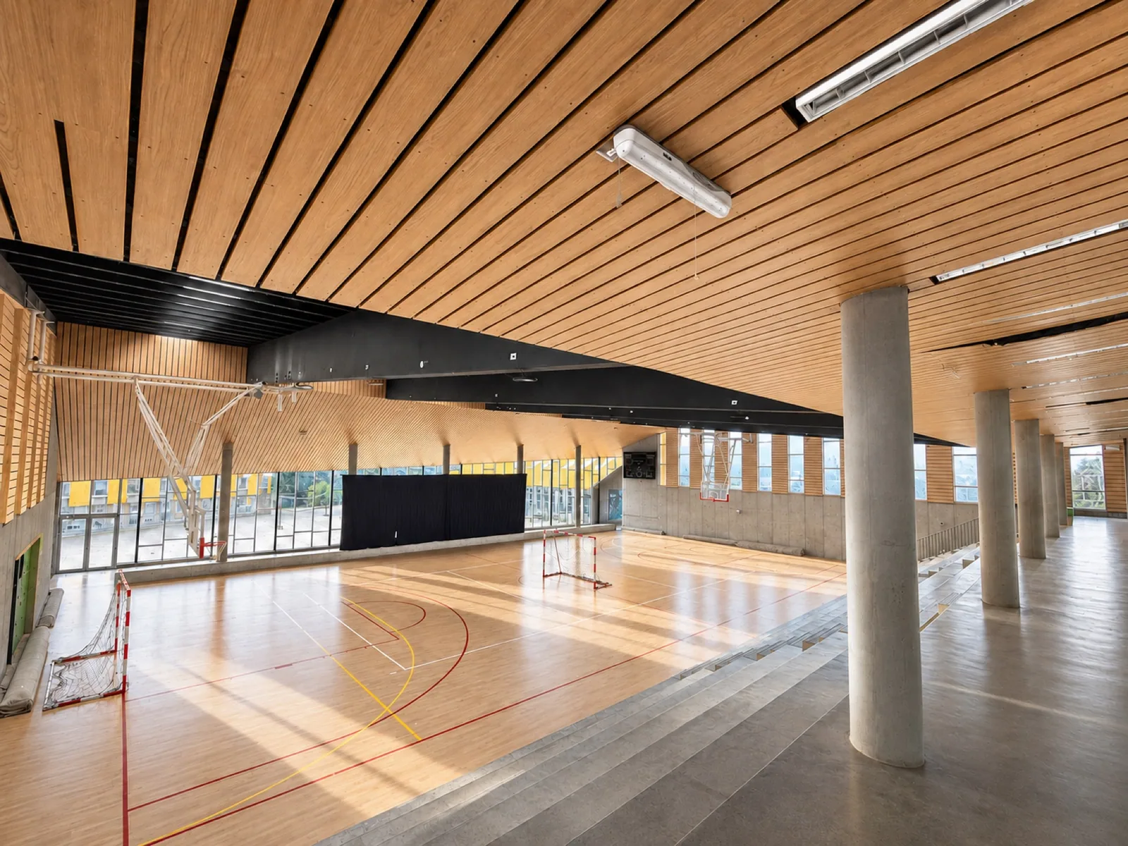 Gimnasio techado con graderías y cancha multideportiva