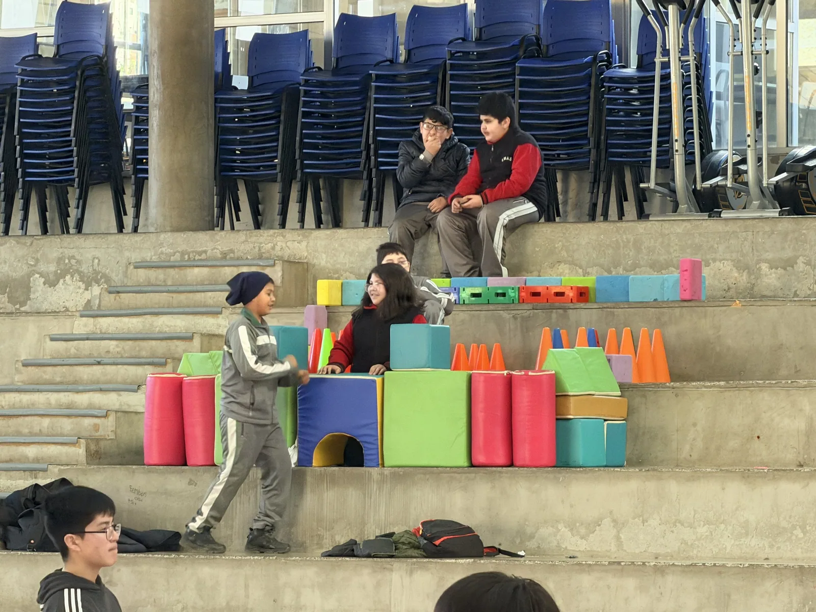 Graderías y patio cubierto del establecimiento