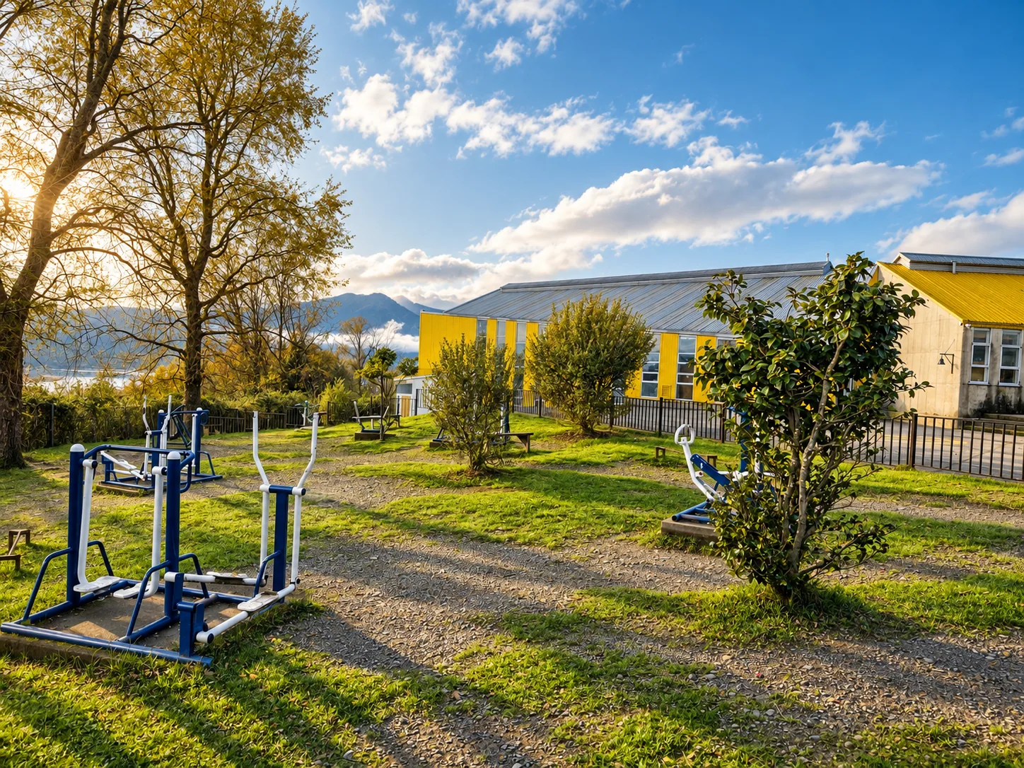Área de ejercicios al aire libre con vista al gimnasio y la cordillera