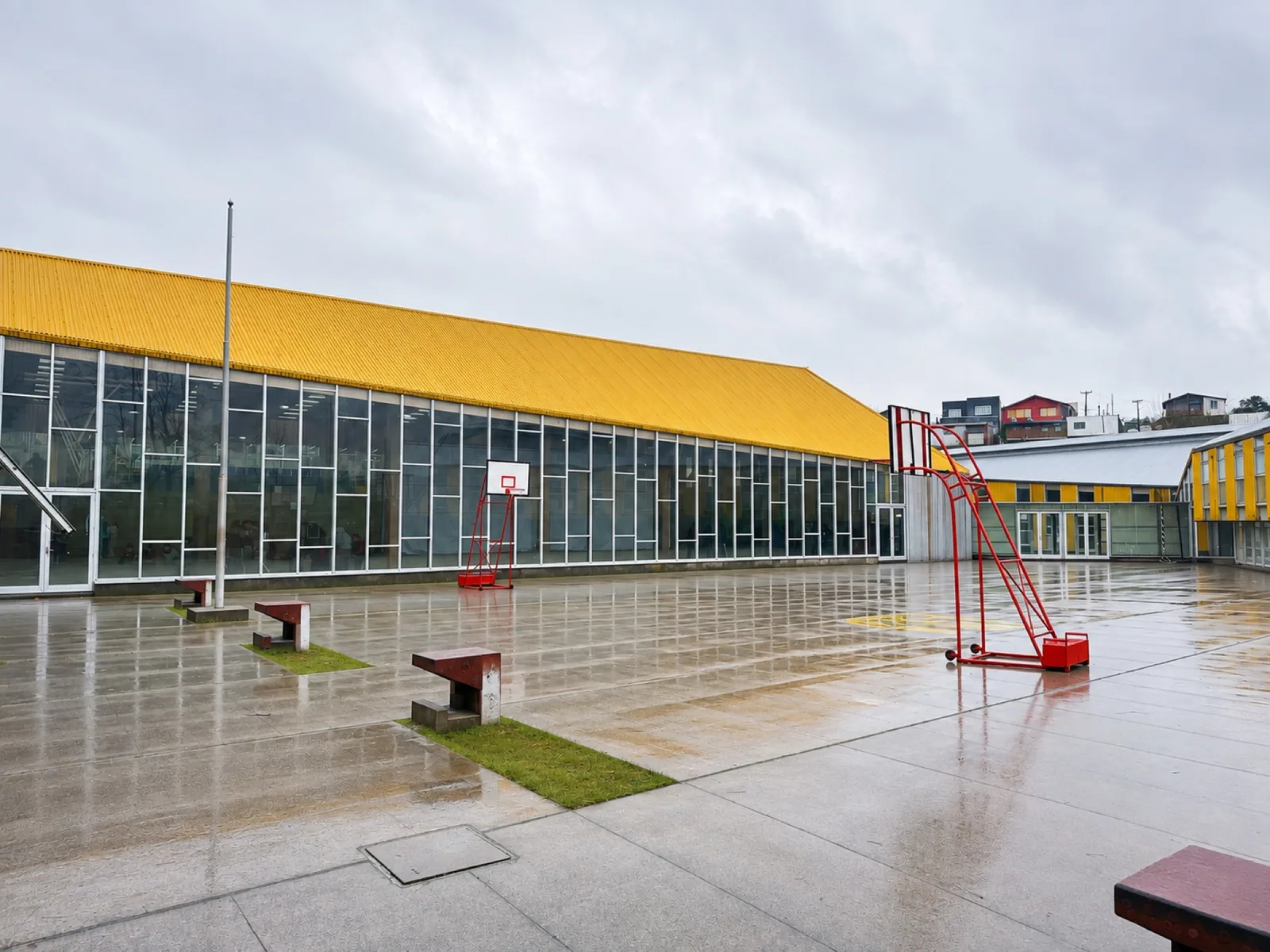Patio central con canchas de básquetbol junto al edificio principal