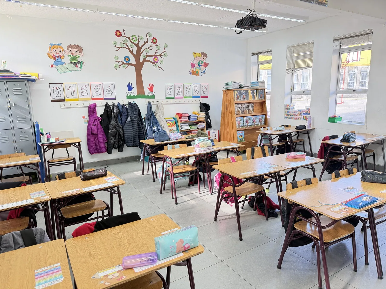 Sala de clases equipada y ordenada