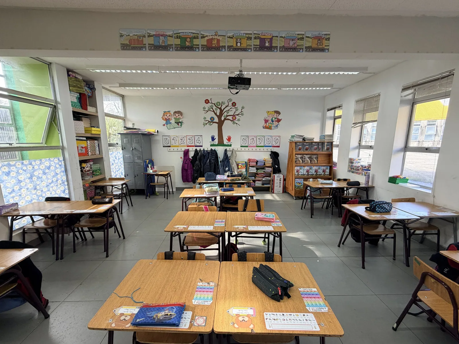 Sala de clases con puestos de estudiantes