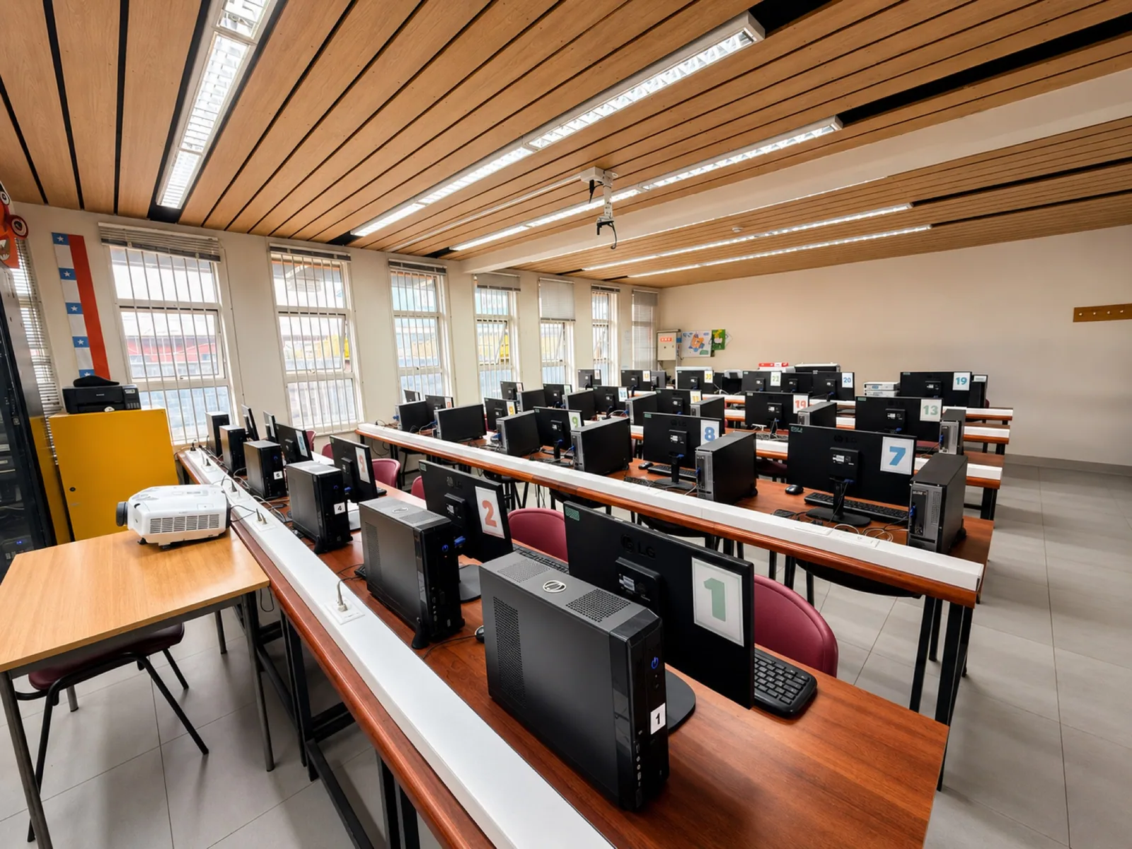 Sala de computación con puestos individuales para estudiantes