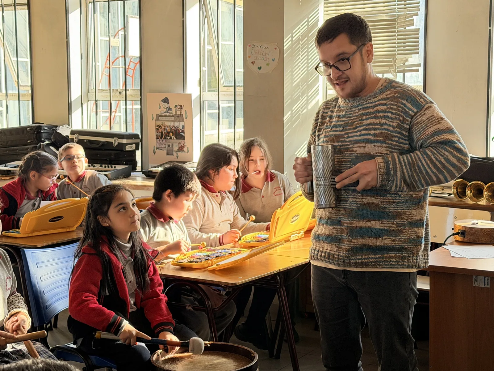 Profesor de música guiando una actividad con instrumentos