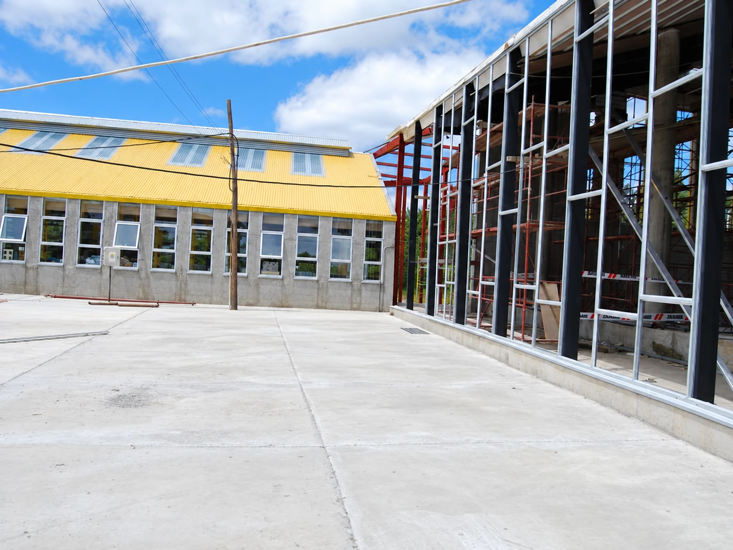 Avance de la construcción del nuevo edificio junto al antiguo establecimiento amarillo