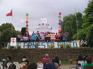 Acto en el patio de la Escuela Ernesto Pinto